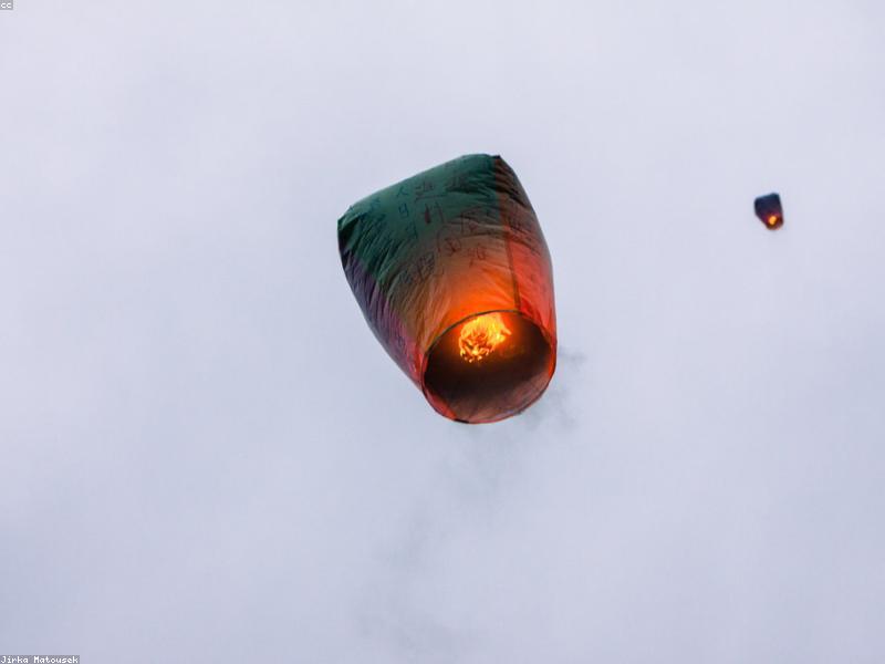 Set Lantern Fair Meet Point — Phones Die in Crowds