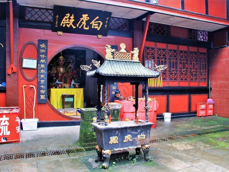 Qingchengshan: Shoe Choice Beats Outfit Choice